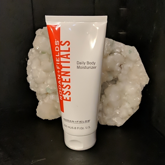essentials daily body moisturizer